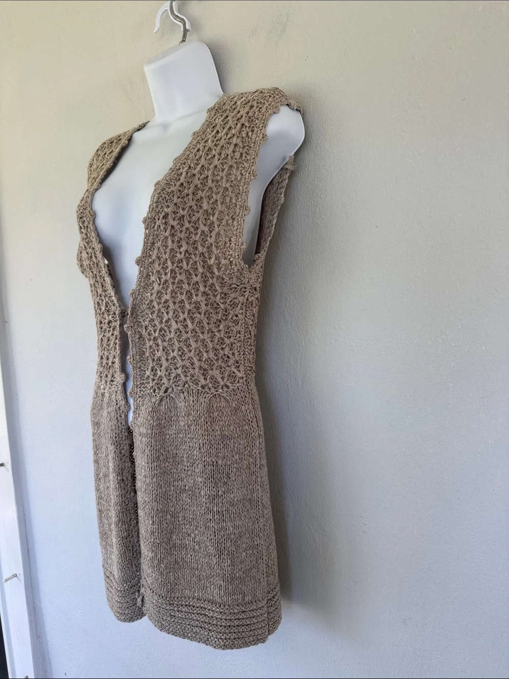 Venue beige crochet knit textured weave sleeveless hook and eye vest size medium
